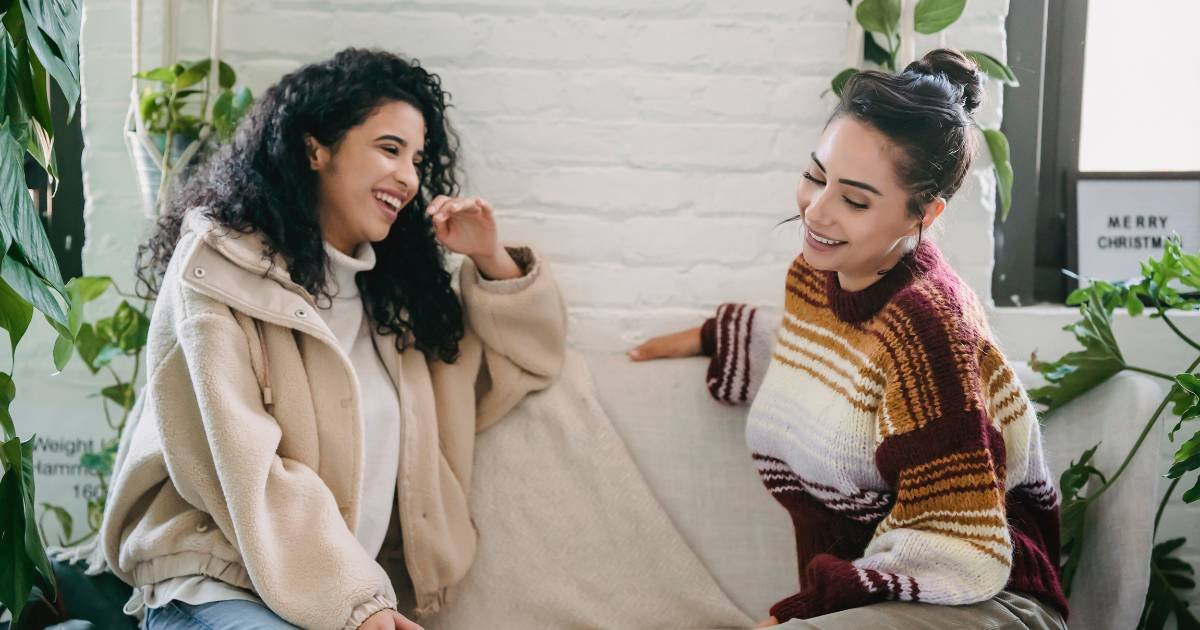 Duas mulheres conversando e estabelecendo limites no relacionamento - A poderosa arte de dizer não