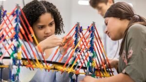 Estudantes envolvidos em projeto - Série Metodologias Ativas na Educação - Aprendizagem Baseada em Projetos (ABP) - Blog Leio e Cresço.jpg