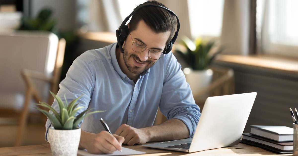Homem estudando concentrado em um ambiente organizado utilizando técnica de estudo - aprenda a venver a preguiça na hora de estudar