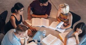 Jovens estudando em grupo - Aprendizagem Baseada em Pares - Metodologia Ativa na Educação