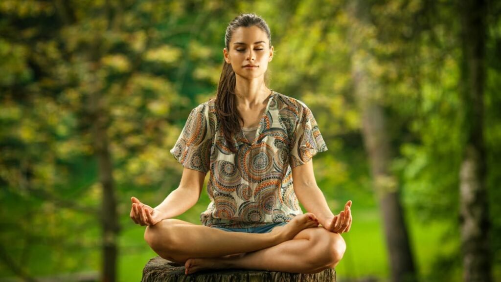 Meditação Guiada para iniciantes - mulher meditando - blog leio e cresço - Meditação para Ansiedade: Dicas e Técnicas para Iniciantes