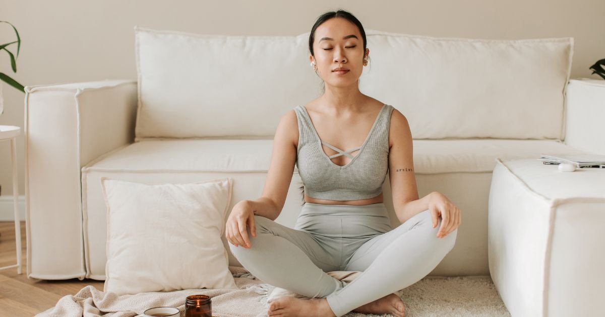 Meditação Guiada para iniciantes - mulher meditando - blog leio e cresço 2 - Meditação para Ansiedade: Dicas e Técnicas para Iniciantes