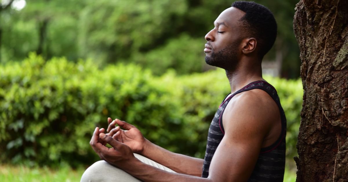 Meditação Guiada para iniciantes - mulher meditando - blog leio e cresço 3 - Meditação para Ansiedade: Dicas e Técnicas para Iniciantes