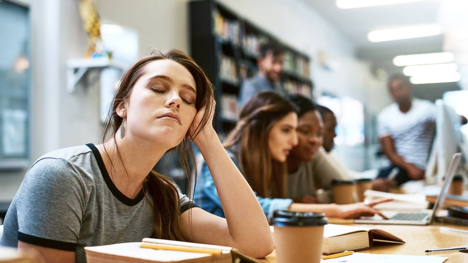 Mulher com preguiça de estudar - Aprenda a vencer a preguiça na hora de estudar