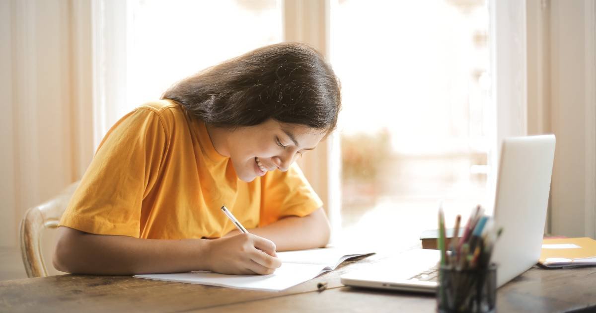 Mulher estudando focada - aprenda a vencer a preguiça na hora de estudar