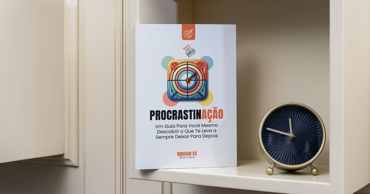 Homem estudando concentrado em um ambiente organizado utilizando técnica de estudo - aprenda a venver a preguiça na hora de estudar
