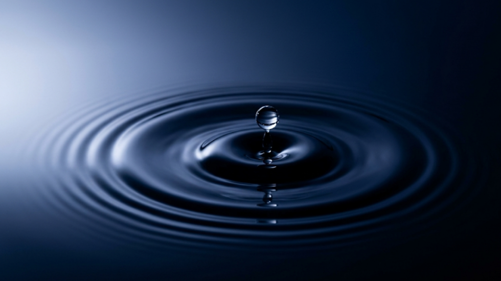Ondas concêntricas em água escura representando a paz alcançada com a cura pelo silêncio.
