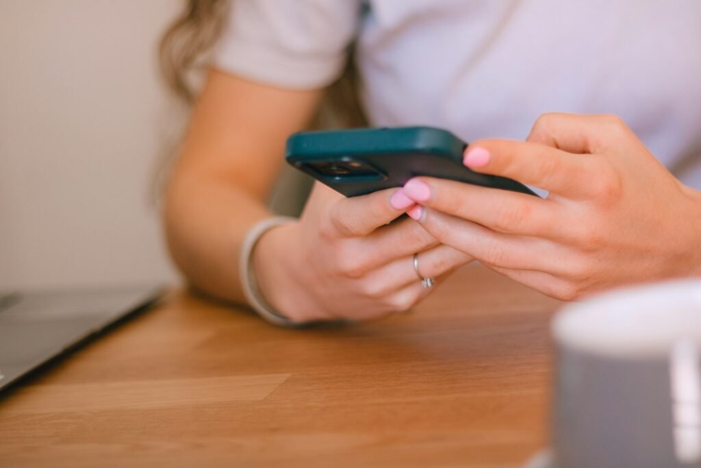 Foco na era das distrações: por que sua atenção esqueceu como funciona 1 Pessoa segurando o celular, representando o impulso automático de checar notificações que interrompe o foco