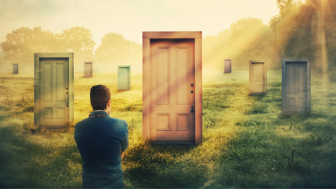 Uma pessoa parada diante de uma encruzilhada representando o poder das escolhas no destino.